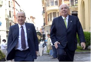 ENTREVISTA. Vicente Gotor y Vicente Álvarez Areces antes de comenzar su primera reunión. / J. DÍAZ