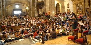 ENSAYO GENERAL. Por la mañana, los cantores se reunieron en la iglesia de San Isidoro para preparar sus repertorios. / JESÚS DÍAZ
