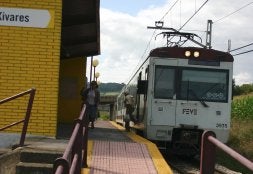 Un vecino se apea del tren donde se observa la dificultad existente para acceder desde el arcén./ P.G.-P.