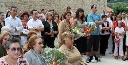 Los familiares del fallecido fueron arropados por decenas de personas, durante el homenaje. / SUSANA SAN MARTÍN