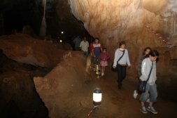 Varias personas recorren el interior de la gruta riosellana. / SUSANA SAN MARTÍN