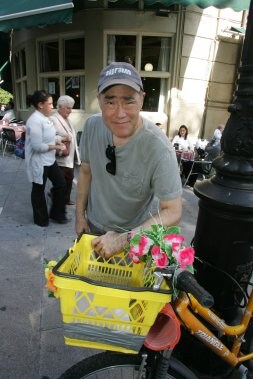 Larry Hama, en el paseo de Begoña. / LUIS SEVILLA