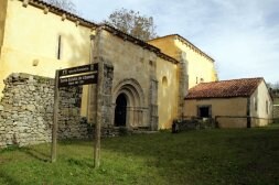 La imagen actual de la iglesia de Santa Eulalia de Abamia ha despertado las críticas de varios sectores. / SUSANA SAN MARTÍN