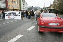 Un vehículo, detenido ante la concentración de trabajadores de Saint Gobain, ayer. / R. G.