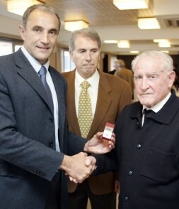 Joaquín, presidente de la Asociaicón, con Alberto y Molinucu, los galardonados en la edición del año pasado. / J. BILBAO