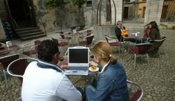 Una pareja consulta su ordenador en el casco histórico. /LVA
