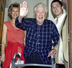 Con su hija y su nieto, en su casa de California, en la última aparición pública.  / AFP