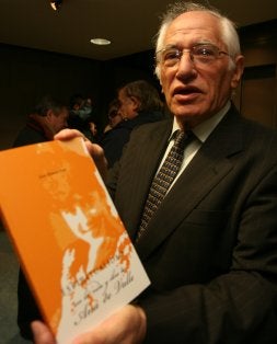 José Manuel Feito muestra la portada del libro. / TANIA