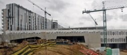 En primer término, entradas al área de Urgencias. Al fondo, la cara Norte del edificio de hospitalización. / M. ROJAS