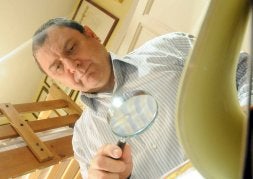 Javier Cordero Aparicio, ayer, trabajando en su domicilio madrileño. / FOTOPRENSA