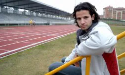 Yago Lamela posa en la pista de atletismo de El Quirinal. / LVA