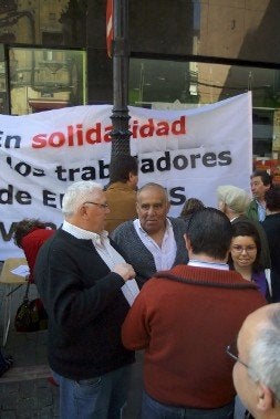 Los trabajadores de Enferbús, en el mercadillo. / PARDO