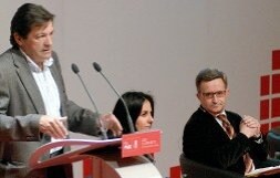 Javier Fernández, Miriam Cueto y Felipe Pétriz, en el Palacio de Congresos. / JESÚS DÍAZ