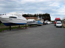 Varias embarcaciones estacionadas en el interior del recinto de Náutica El Gobernador, en El Pidal. / T. B.