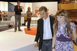 Zapatero, junto a la hija del concejal socialista Isaías Carrasco, asesinado por ETA. / EFE