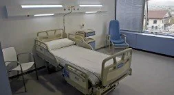 Una habitación piloto del HUCA, con uno de los posibles modelos articulados de cama y silla de acompañante. / MARIO ROJAS