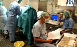 Personal quirúrgico en una intervención para paliar los temblores de parkinson. / MARIO ROJAS