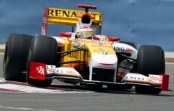 Alonso, ayer, en la segunda sesión de los entrenamientos libres. / REUTERS
