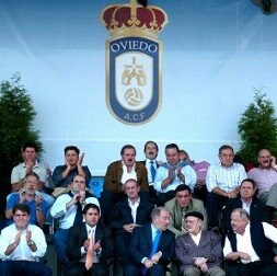 En la grada pueden encontrarse Agustín Iglesias Caunedo, Javier Sopeña, Isidro Fernández Rozada, Jaime Reinares, Benjamín Rodríguez Cabañas y Román López, entre otros socios del ACF. / M. ROJAS