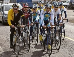 Navarro tira del Astana, con Armstrong a la izquierda, en la concentración de esta temporada en Tenerife. / EFE