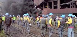 Trabajadores de empresas auxiliares durante una protesta el pasado 25 de mayo en las instalaciones de la factoría de Arcelor en Gijón. / E.C.