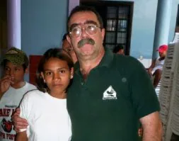 José Manuel Capellín, con una niña en la sede de Casa Alianza./E. C.