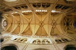 Vista aérea de la bóveda del templo catedralicio de Oviedo recogida del libro.