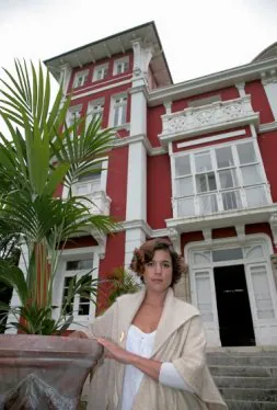 Adriana Ugarte, en el jardín de la Casa Roja. / N. A.