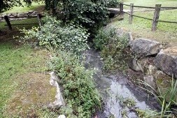 Los vecinos denuncian la suciedad del riachuelo que cruza esta zona verde. / MARIO ROJAS