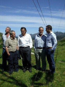 El presidente del PP regional, Ovidio Sánchez (en el centro), ayer, en el parque de Redes. / J. M. PARDO