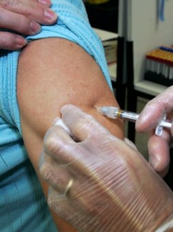 Una persona es vacunada contra la gripe estacional en Gijón. / SEVILLA