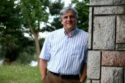 José López Barneo, ayer, en los cursos de verano de La Granda. /TANIA