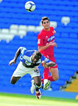 Botía despeja un balón ante Cameron Jerome en el partido de pretemporada disputado en Birmingham. / J. BILBAO