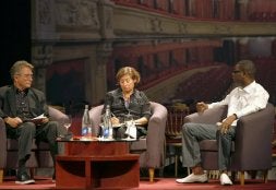 Manolo Díaz, Cynthia Schneider y Youssou N'Dour, durante el debate. / MARIETA