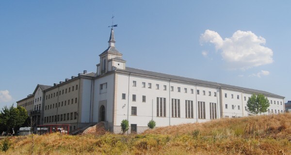 Fachada del edificio que albergó el Seminario Menor de La Bañeza, cerrado desde 1995.