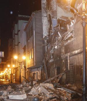 Dos equipos de bomberos y agentes de la policía local y nacional cortaron las calles afectadas para iniciar el desescombro. / JOAQUÍN BILBAO