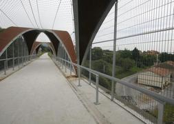 Vista general de la nueva estructura que corona el viejo puente de piedra de Renfe, sobre la autopista, habilitado ahora como senda peatonal. ::                             PURI CITOULA