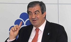 Francisco Álvarez-Cascos comparece ante los medios para anunciar que presentará candidatura a la presidencia del Principado :: MARIO ROJAS