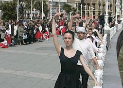 El Muro de San Lorenzo, convertido ayer en una barra de ballet con vistas al mar para conmemorar el Día Internacional de la Danza. ::                             FOTOGRAFÍAS: LUIS SEVILLA