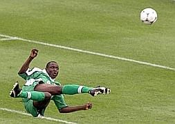 Rasheed Yekini, durante un partido con la selección de Nigeria. / Archivo