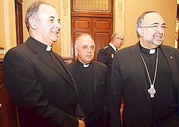Por la izquierda, Jorge Fernández Sangrador, Juan José Tuñón y el arzobispo Jesús Sanz Montes. ::                             MARIO ROJAS