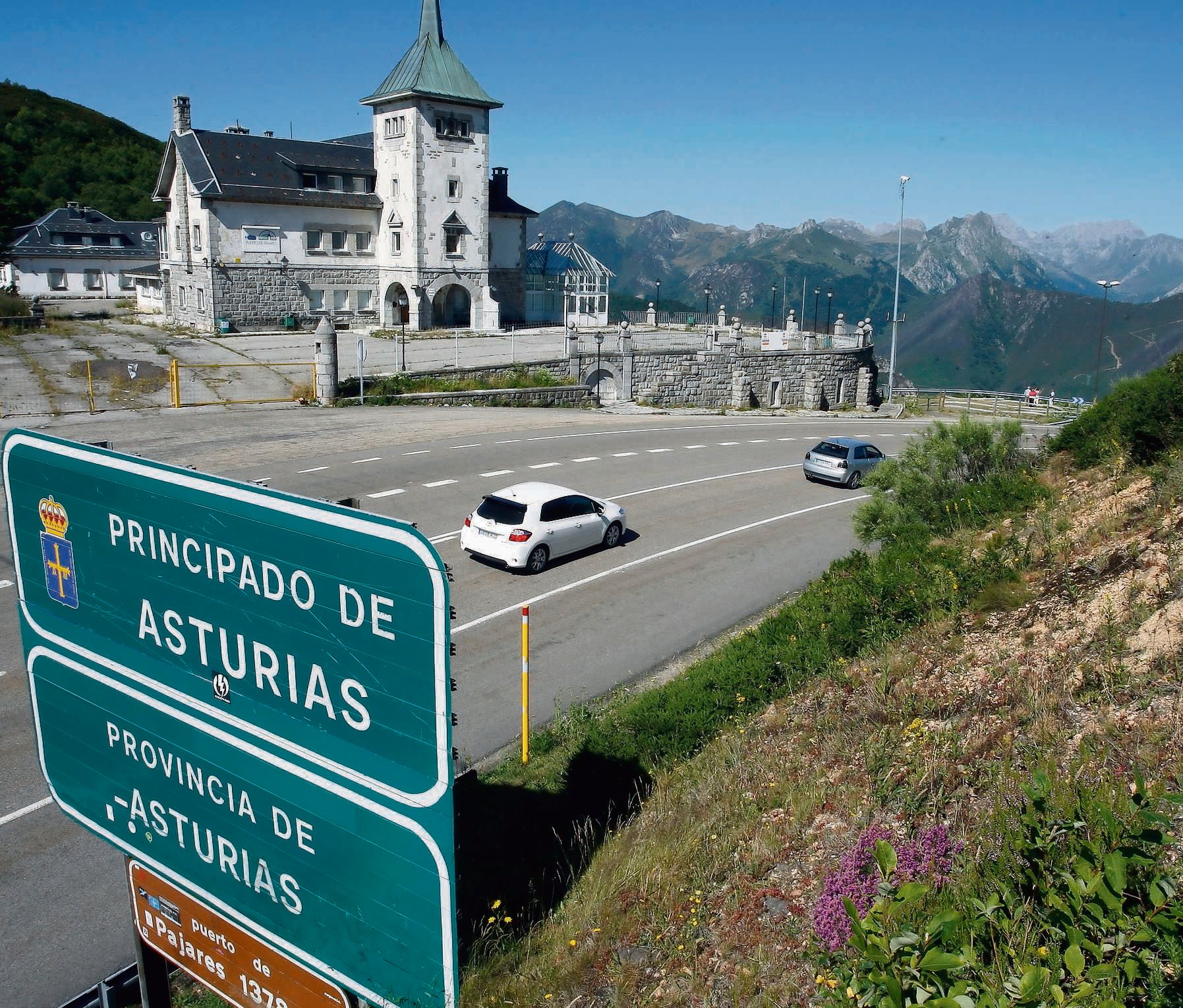 Vehículos circulando por Pajares a su llegada al Principado. :: J. M. PARDO