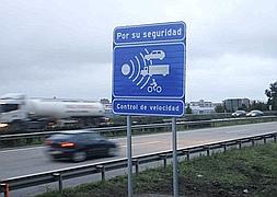 Un cartel advierte de la presencia de un radar a la entrada a Gijón por la autopista 'Y' .   ::  CITOULA