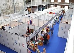 El recinto ferial estrena ubicación en la sala central del céntrico edificio de Ortiz, en Candás, recientemente rehabilitado . ::                             P. G.-PUMARINO.