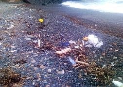 Aspecto que presentaba ayer la playa gozoniega de Llumeres. ::                             E. C.