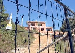 La finca donde se encuentra el yacimiento con los restos óseos, en la localidad riosellana de Cuerres, donde se puede ver únicamente una construcción a medio levantar. ::                             N. A.