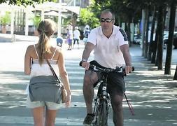 Un ciclista se cruza con una peatona en el carril-bici de Poniente. ::                                                        PAÑEDA