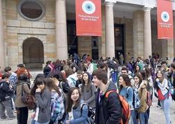 Público juvenil a las puertas del Teatro de la Laboral en una de las sesiones de Enfants Terribles de este año. ::                             JORGE PETEIRO