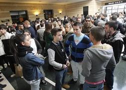 Amigos del joven fallecido a las puertas de la sala donde se celebraba el acto de despedida. ::                             J. BILBAO