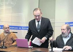 En el centro, el director de Salud Pública, Julio Bruno, junto al sociólogo del Observatorio de Drogas, José Antonio González (izquierda) y el director de la Unidad de Drogas del Principado, José Hevia. ::                             MARIO ROJAS